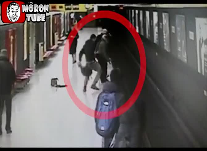 Video: Italy - a toddler who fell on the rails is saved by a student